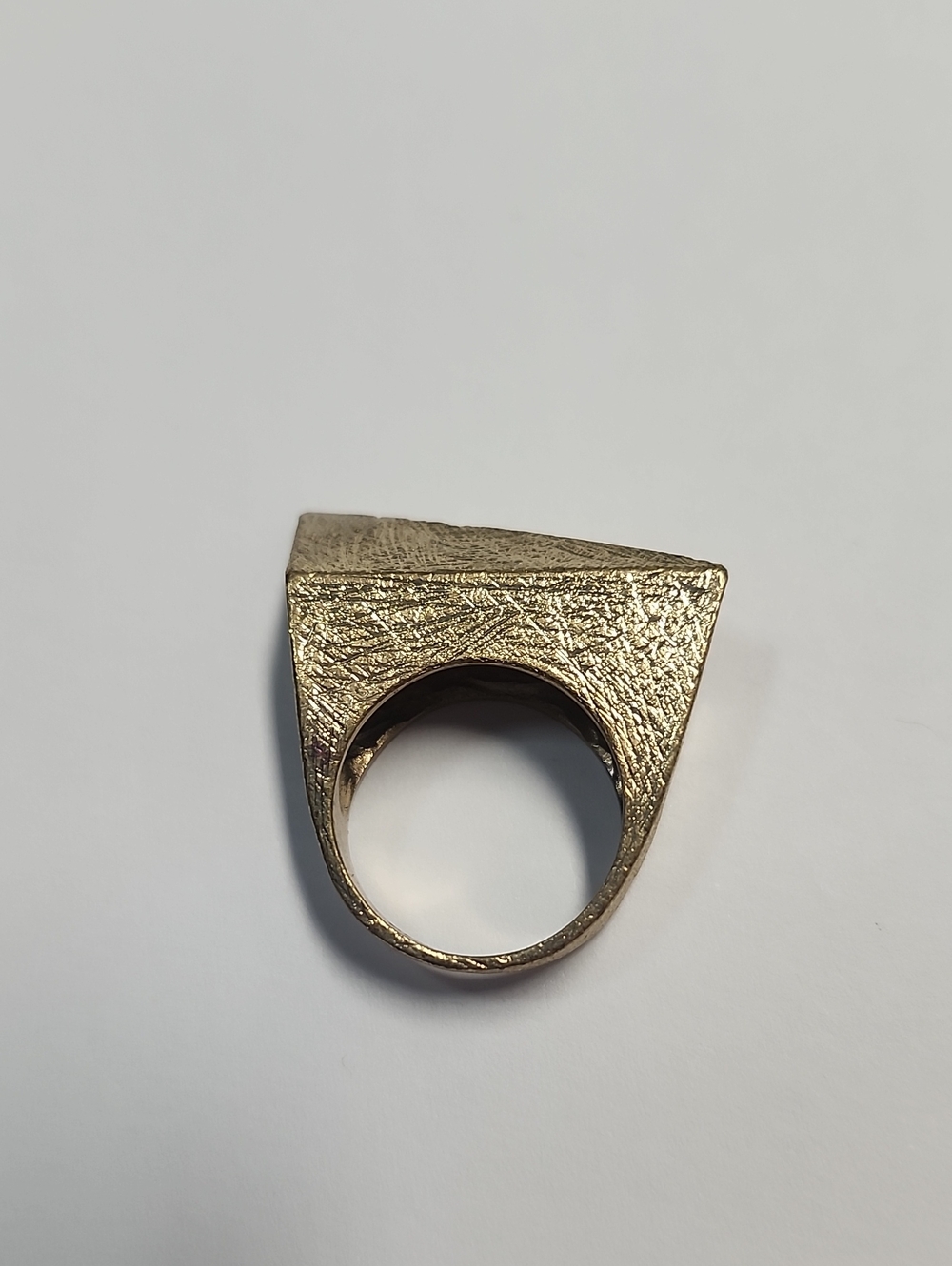 Modernist Gorgeous Golden Abstract Ring Signed BCBGMAXAZRIA Size 7